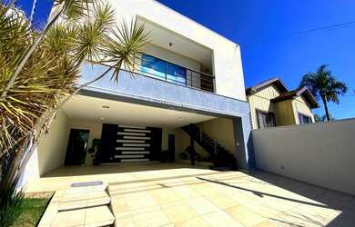 Imagem: A casa possui 4 Dormitórios, 5 Banheiros, 4 Vagas na garagem