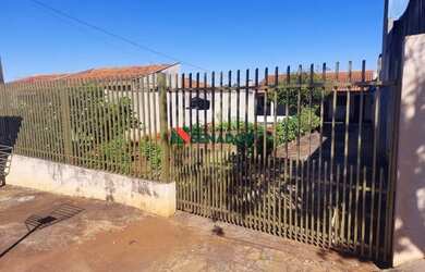 Imagem: A casa possui 2 Dormitórios, 2 Banheiros, 3 Vagas na garagem