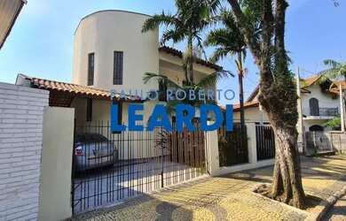 Imagem: A casa possui 2 Dormitórios, 3 Banheiros, 4 Vagas na garagem