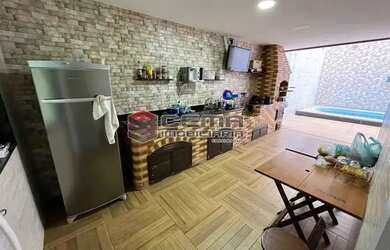 Imagem: A casa para alugar possui 4 Dormitórios, 5 Banheiros, 2 Vagas