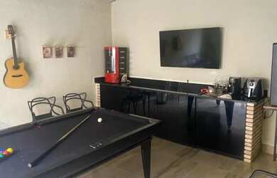 Imagem: A casa possui 3 Dormitórios, 2 Banheiros, 4 Vagas na garagem