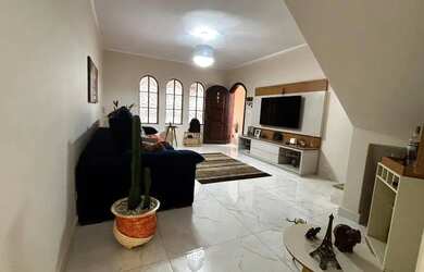 Imagem: A casa possui 3 Dormitórios, 2 Banheiros, 2 Vagas na garagem