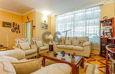 Imagem: A casa possui 3 Dormitórios, 3 Banheiros, 2 Vagas na garagem