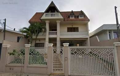 Imagem: A casa para alugar possui 4 Dormitórios, 5 Banheiros, 3 Vagas