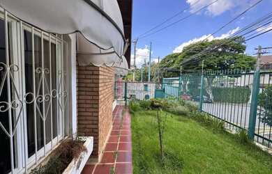 Imagem: A casa possui 3 Dormitórios, 3 Banheiros, 3 Vagas na garagem