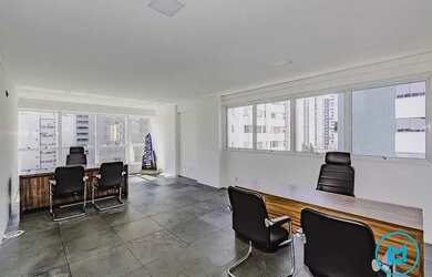 Imagem: O depósito para alugar possui 1 Vaga na garagem e 42m² de