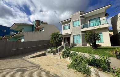 Imagem: A casa possui 5 Dormitórios, 3 Banheiros, 5 Vagas na garagem