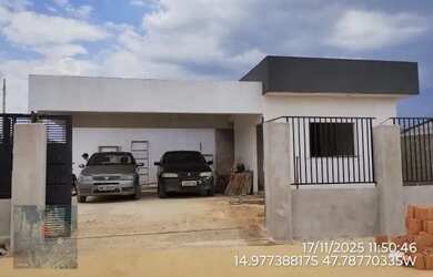 Imagem: A casa possui 3 Dormitórios, 2 Banheiros, 2 Vagas na garagem