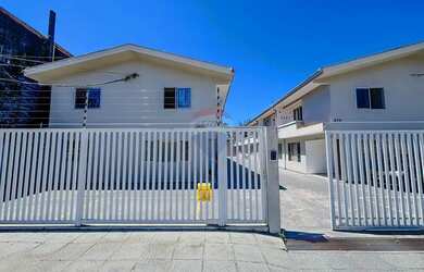 Imagem: A casa possui 3 Dormitórios, 1 Banheiro, 2 Vagas na garagem