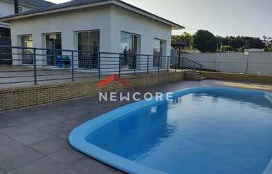 Imagem: A casa possui 3 Dormitórios, 2 Banheiros, 1 Vaga na garagem