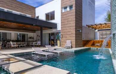 Imagem: A casa em condomínio possui 4 Dormitórios, 3 Banheiros, 5