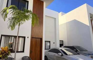 Imagem: A casa em condomínio possui 4 Dormitórios, 4 Banheiros, 2