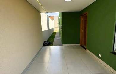 Imagem: A casa possui 3 Dormitórios, 2 Banheiros, 2 Vagas na garagem