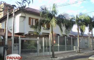 Imagem: A casa possui 4 Dormitórios, 4 Banheiros, 5 Vagas na garagem