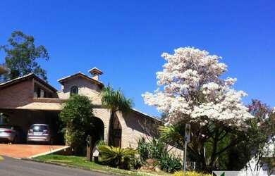 Imagem: A casa em condomínio possui 3 Dormitórios, 5 Banheiros e 600m²