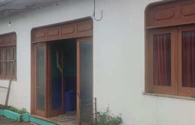 Imagem: A casa possui 4 Dormitórios, 2 Banheiros, 2 Vagas na garagem