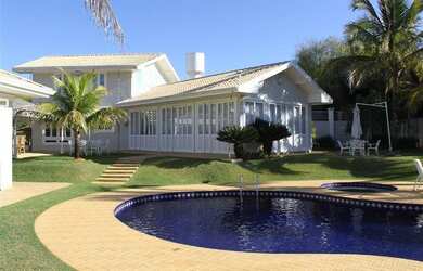 Imagem: A casa em condomínio possui 5 Dormitórios, 5 Banheiros, 4