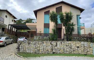 Imagem: A casa possui 5 Dormitórios, 4 Banheiros, 2 Vagas na garagem