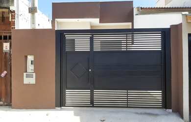 Imagem: A casa possui 3 Dormitórios, 2 Banheiros, 2 Vagas na garagem