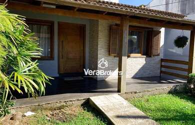 Imagem: A casa possui 3 Dormitórios, 2 Banheiros, 5 Vagas na garagem