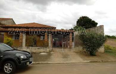 Imagem: A casa possui 3 Dormitórios, 2 Banheiros, 4 Vagas na garagem