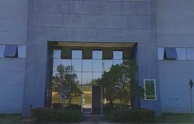 Imagem: O depósito possui 5 Vagas na garagem, 8.894m² de Área e