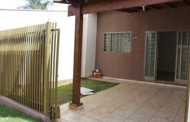 Imagem: A casa possui 3 Dormitórios, 2 Banheiros, 1 Vaga na garagem