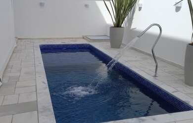 Imagem: A casa possui 3 Dormitórios, 5 Banheiros, 4 Vagas na garagem