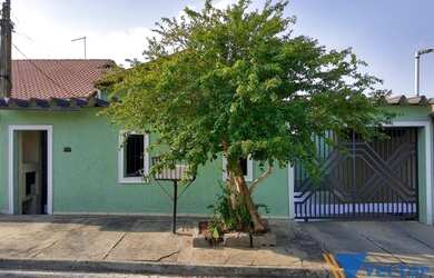 Imagem: A casa possui 3 Dormitórios, 2 Banheiros, 5 Vagas na garagem