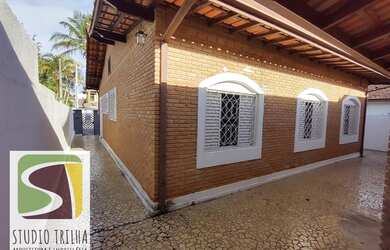 Imagem: A casa possui 3 Dormitórios, 3 Banheiros, 2 Vagas na garagem