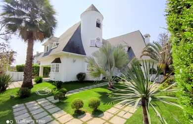 Imagem: A casa em condomínio possui 4 Dormitórios, 5 Banheiros, 5