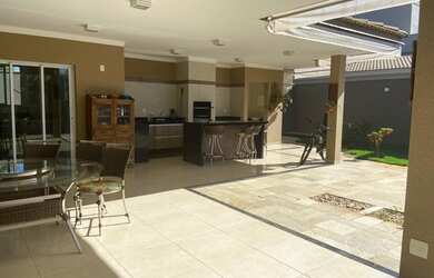 Imagem: A casa em condomínio possui 3 Dormitórios, 5 Banheiros, 300m²