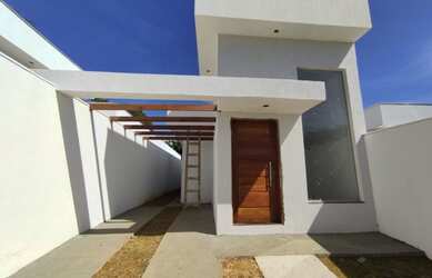 Imagem: A casa possui 3 Dormitórios, 2 Banheiros, 2 Vagas na garagem