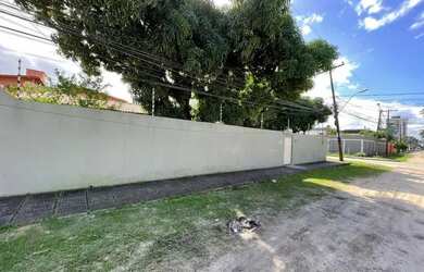 Imagem: A casa possui 3 Dormitórios, 3 Banheiros, 5 Vagas na garagem