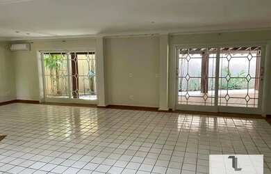 Imagem: A casa possui 4 Dormitórios, 5 Banheiros, 4 Vagas na garagem