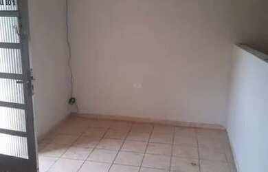 Imagem: A casa possui 2 Dormitórios, 1 Banheiro e está localizado