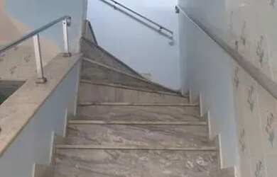 Imagem 2: Casa salão comercial numa frente e 4 salões comerciais na outra frente