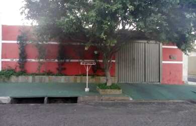 Imagem: A casa possui 3 Dormitórios, 1 Banheiro, 3 Vagas na garagem