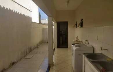 Imagem: A casa possui 2 Dormitórios, 1 Banheiro, 85m² de Área, Varanda