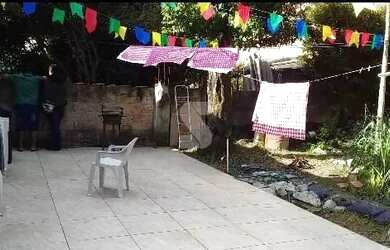 Imagem: A casa possui 4 Dormitórios, 2 Banheiros, 5 Vagas na garagem