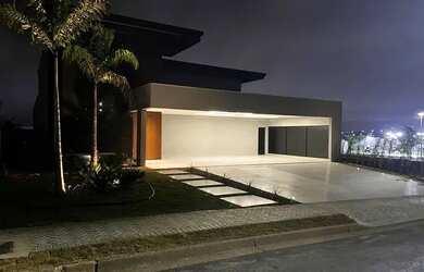 Imagem: A casa em condomínio possui 4 Dormitórios, 1 Banheiro, 5 Vagas