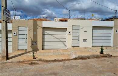 Imagem: A casa possui 2 Dormitórios, 1 Banheiro, 2 Vagas na garagem