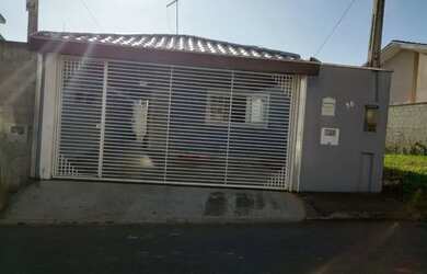 Imagem: A casa possui 3 Dormitórios, 2 Banheiros, 2 Vagas na garagem