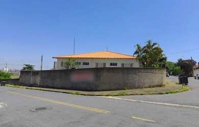 Imagem: A casa possui 4 Dormitórios, 5 Banheiros, 5 Vagas na garagem