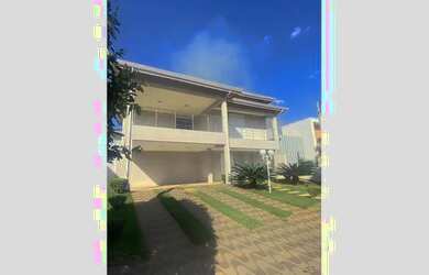 Imagem: A casa possui 4 Dormitórios, 5 Banheiros, 4 Vagas na garagem