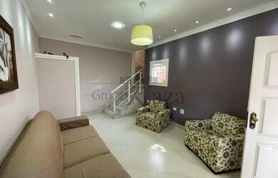 Imagem: A casa possui 4 Dormitórios, 2 Banheiros, 5 Vagas na garagem