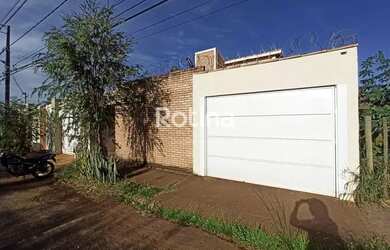 Imagem: A casa possui 2 Dormitórios, 2 Banheiros, 2 Vagas na garagem