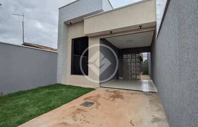 Imagem: A casa possui 3 Dormitórios, 1 Banheiro, 2 Vagas na garagem