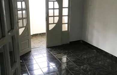 Imagem: A casa possui 2 Dormitórios e 1 Banheiro e está localizado