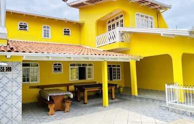 Imagem: A casa possui 4 Dormitórios, 4 Banheiros, 2 Vagas na garagem